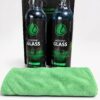 Twee flessen IGL Ecoclean Glass van 500 ml met zwarte etiketten en een groene coatingdoek