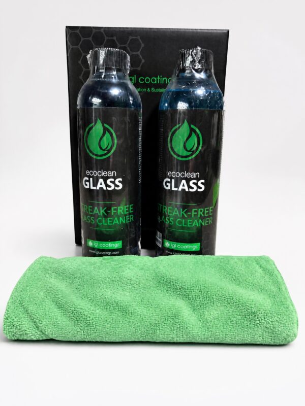 Twee flessen IGL Ecoclean Glass van 500 ml met zwarte etiketten en een groene coatingdoek
