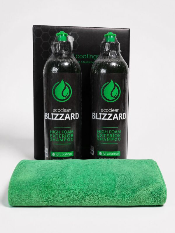 Twee flessen IGL Ecoclean Blizzard van 500 ml met een groene microvezel-coatingdoek